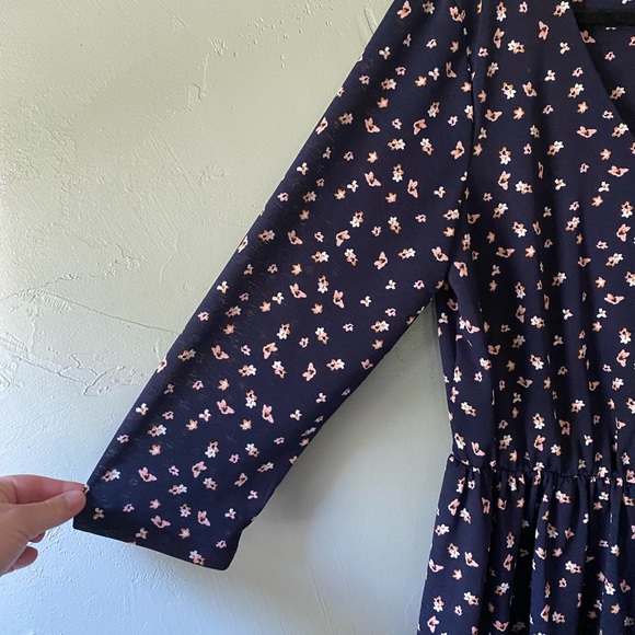 V-neck dress, with 3/4 sleeves and cinched waist, ditzy floral pattern, size XL - Picture 3 of 10